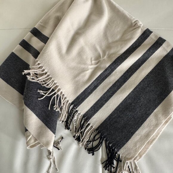 Brand new, never worn, Large Wool Wrap/ Scarf/ Shawl - Picture 6 of 6